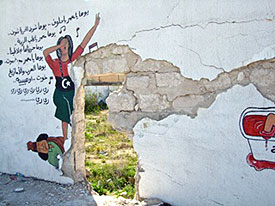 Revolutionsgraffiti an einer Friedhofmauer - Foto: Jörg Mollet